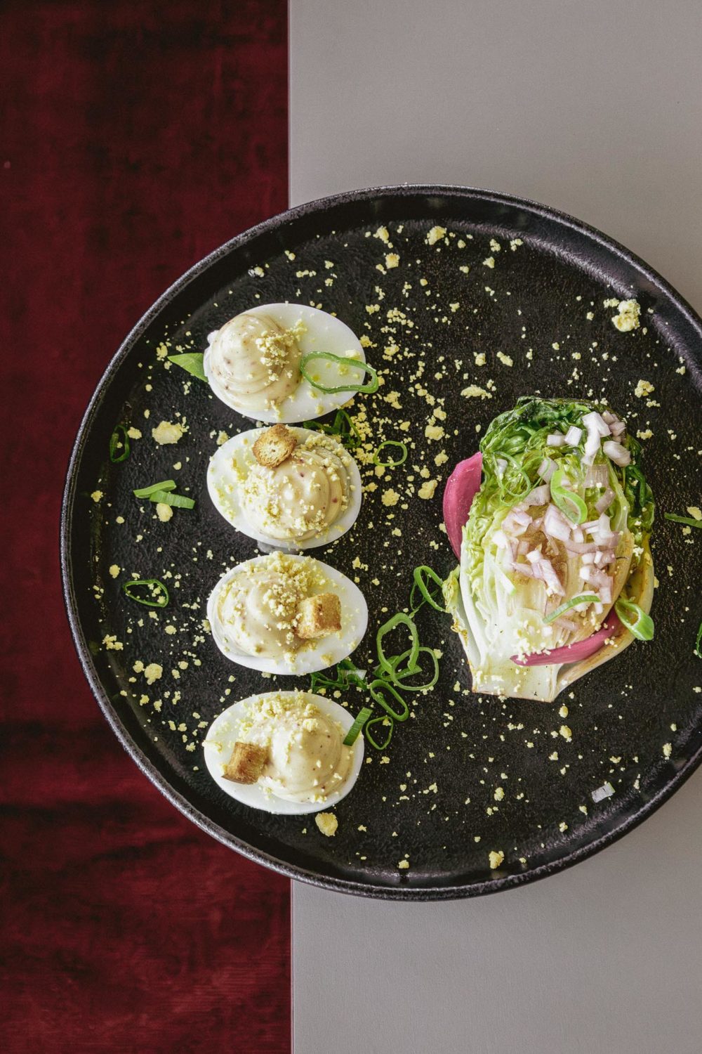 Œuf mimosa accompagné de coeur de sucrine